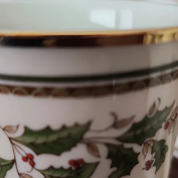 Konitz Holly Design Mugs with Gold Rim - Picture 4 of 5